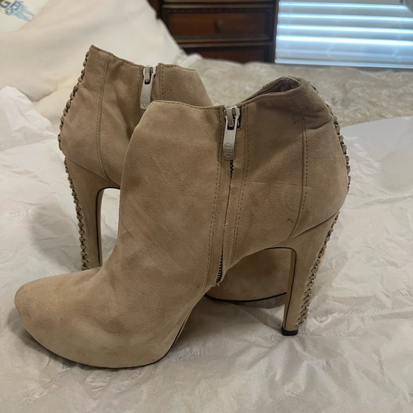 Pointed ankle bootie - Picture 2 of 5